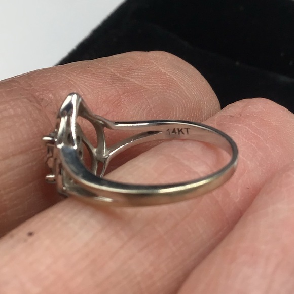 🌺14K White Gold and Diamond Ring - Picture 11 of 14